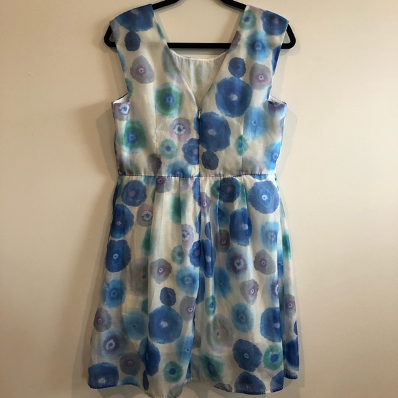 Women’s Dress - Picture 3 of 4